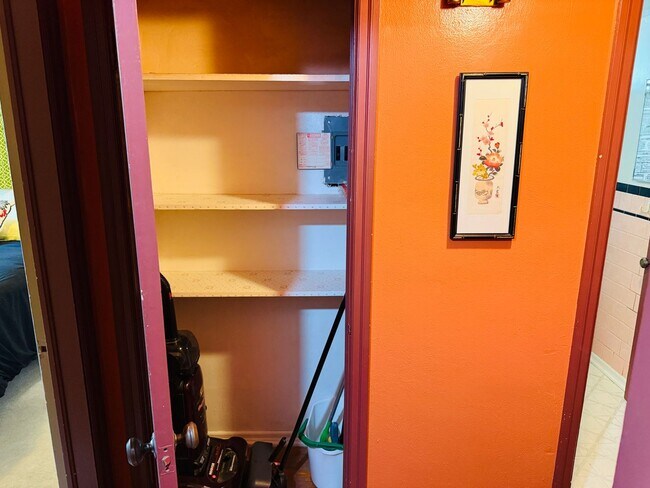 Building Photo - Furnished One Bedroom Near Hospitals