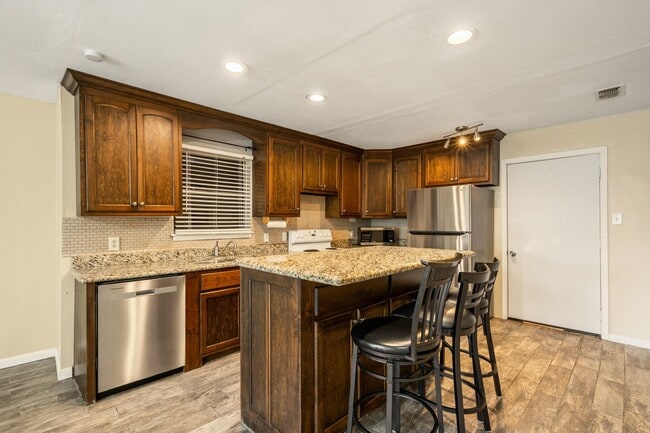 Building Photo - 104 Hackberry Ln
