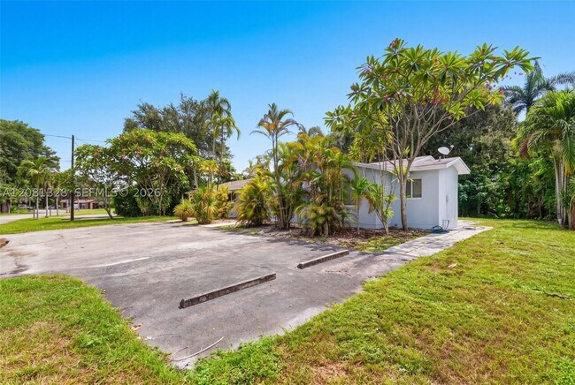 Building Photo - 4750 SW 66th Terrace