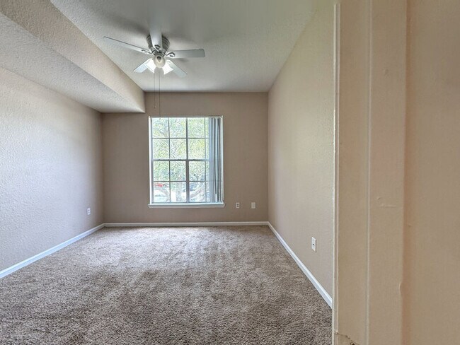 Building Photo - 9301 Crescent Loop Cir