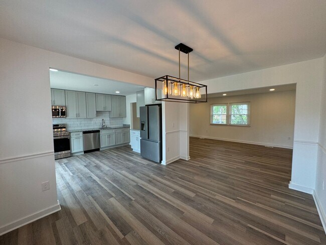 Building Photo - Spacious 5 Bed 3 Bath Home Walking Distanc...