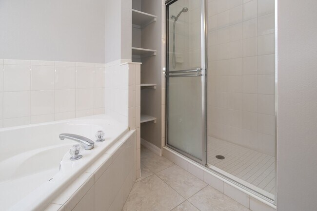 Building Photo - 4 bedroom 3 Bath Pool home in Lakewood Ran...
