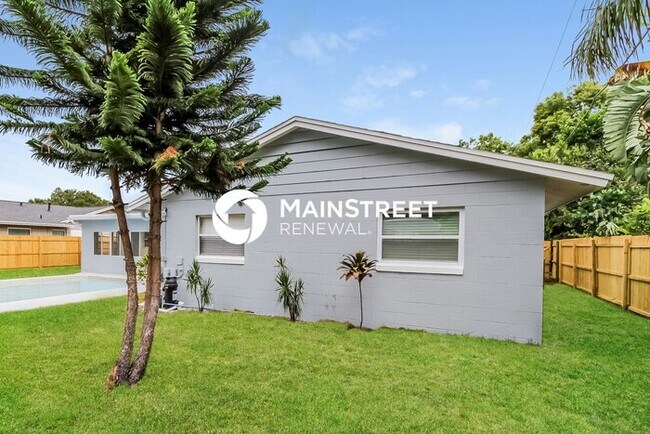 Building Photo - 4 Bedroom Pet-Friendly Home in FERN PARK, FL with Main Street Renewal