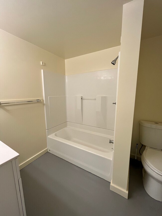 Building Photo - 858 Heatherstone Dr