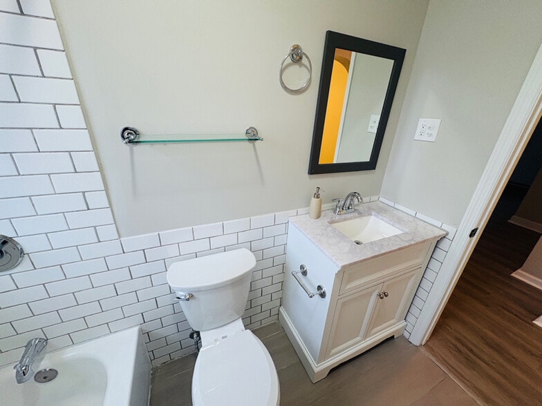 Building Photo - 703 31st Ave E