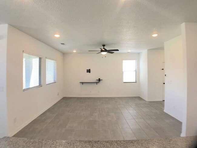 Building Photo - Gorgeous, Newer 3 bedroom in Los Lunas! Open Layout!