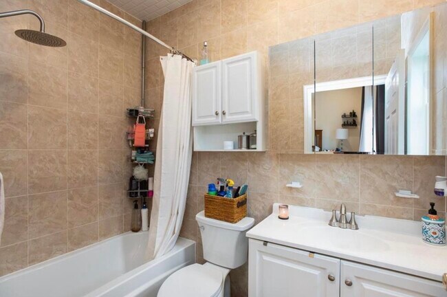 Building Photo - 86 Oak St