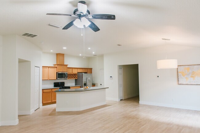 Building Photo - 208 Grande Lake Dr