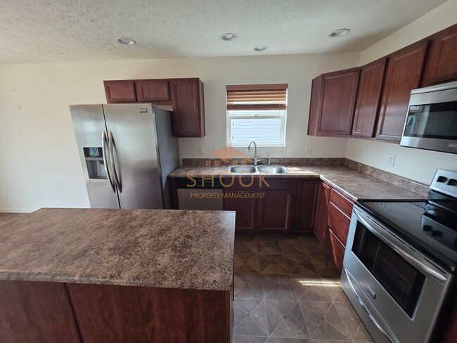 Building Photo - LINDBERGE VILLAGE COZY 3BR/2BA
