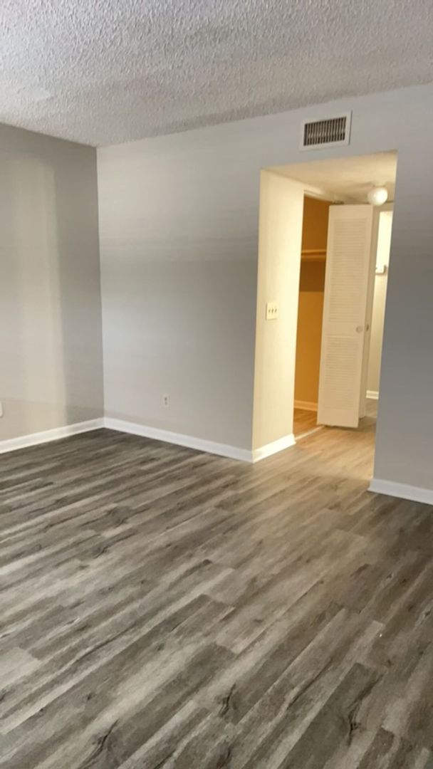 Building Photo - 2 Bedroom, 2 bathroom condo For Rent in To...