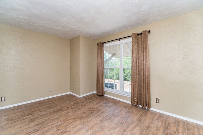 Building Photo - 2-BEDROOM TOWNHOME IN ALAMO HEIGHTS