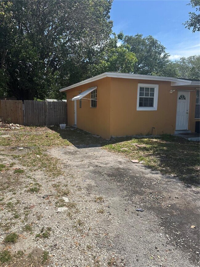 Building Photo - 4141 SW 32nd Dr