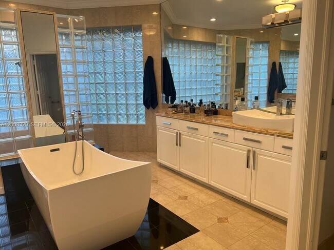 Building Photo - 2534 Poinciana Dr