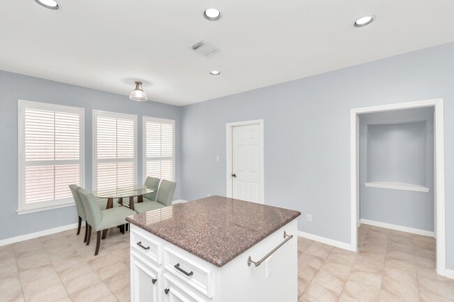 Building Photo - 2901 W Dallas St