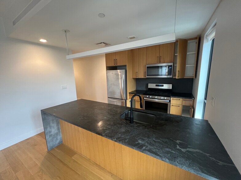 Building Photo - 83 Gardner St