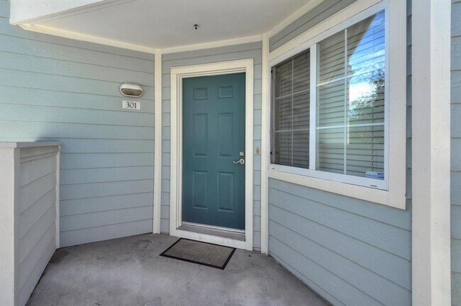Building Photo - Spacious Remodeled Top Floor Condo, A/C, W...