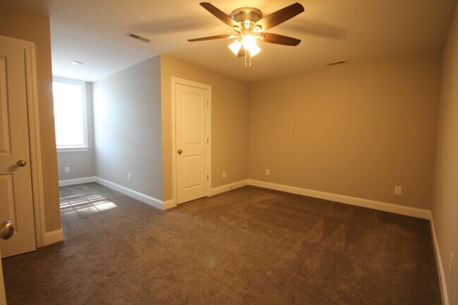 Building Photo - 704 Cobblestone Dr