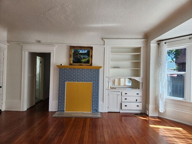 Building Photo - 2923-2925 Martin Luther King Jr. Way