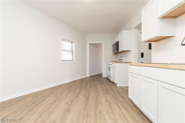 Building Photo - 3905 Woodbine Ave