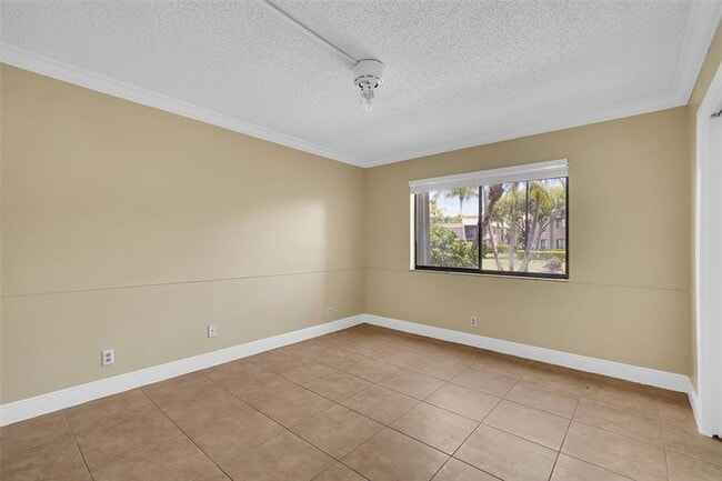 Building Photo - 350 Racquet Club Rd