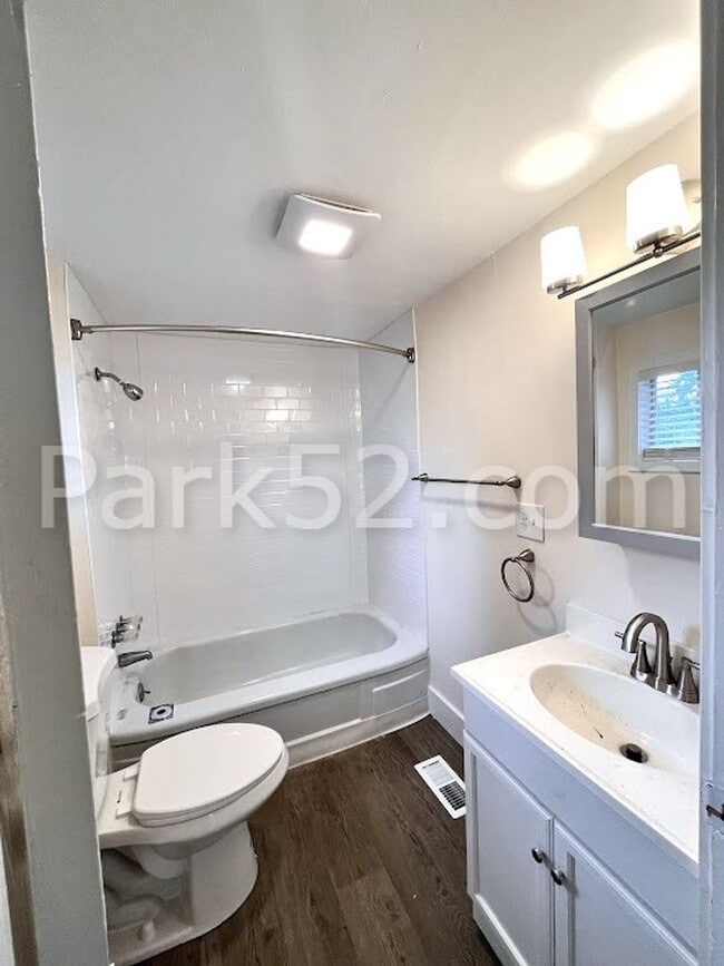 Building Photo - Small Pet Friendly - 2 Bedroom Single Fami...