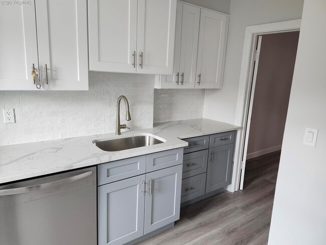 Building Photo - 68-46 Alderton St