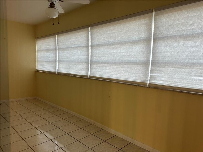 Building Photo - 209 NE Lincoln Cir N