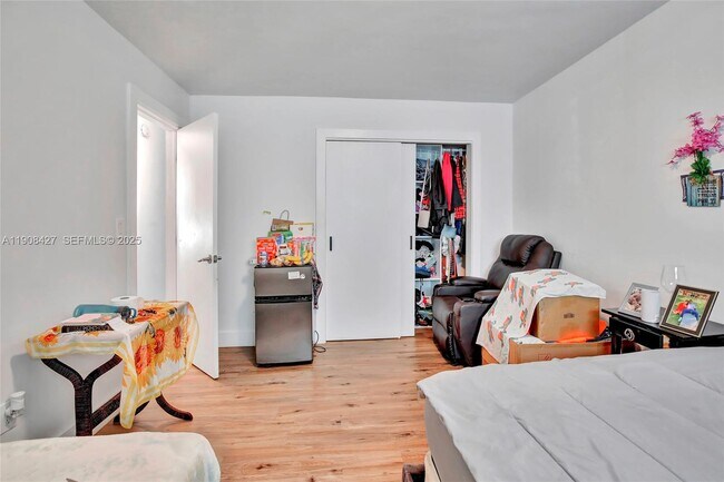 Building Photo - 458 SW 9th St