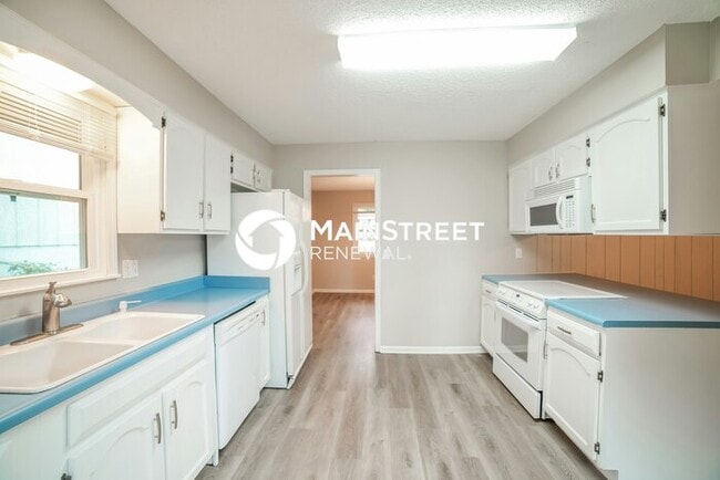 Building Photo - 3 Bedroom Pet-Friendly Home in INDEPENDENCE, MO with Main Street Renewal