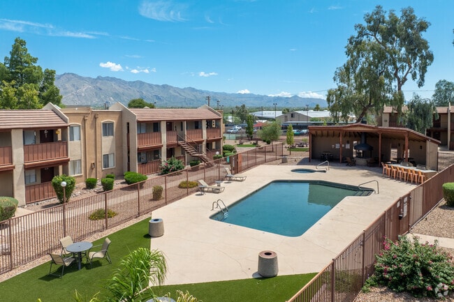 Pool and Spa - Fox Point Apartments