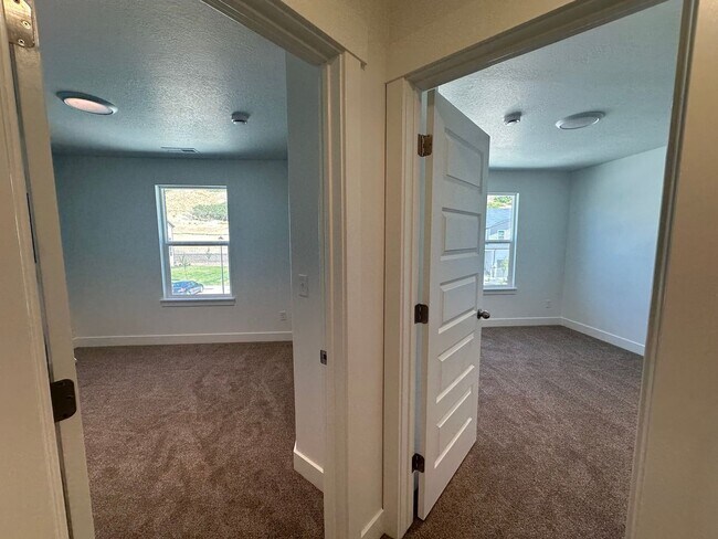 Building Photo - 5280 Acacia Dr