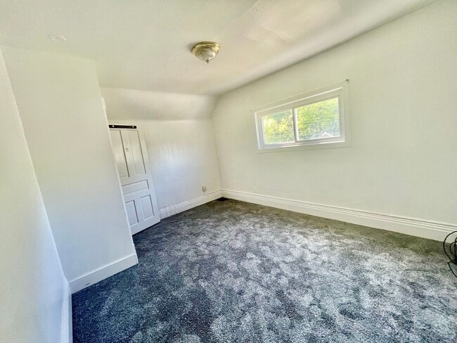 Building Photo - 2 Bed 1 Bath- Pittsburgh PA