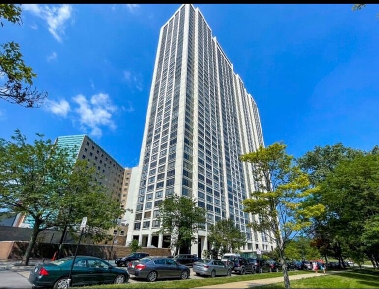 Building Photo - 2800 N Lake Shore Dr