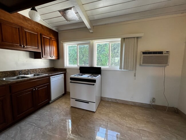 Kitchen - 243 1/2 S Church Ln