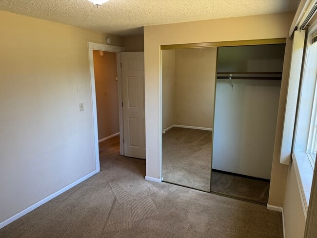 Building Photo - 2-bedroom/1 bathroom duplex with garage and shed!