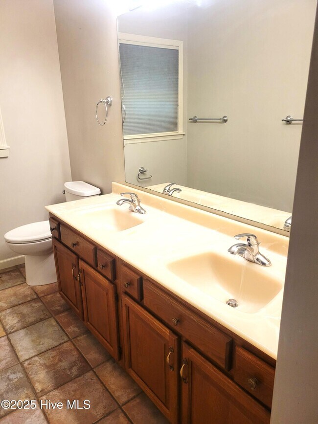 Building Photo - 316 Stornoway Dr
