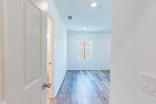 Building Photo - 27638 Sawtooth Ln