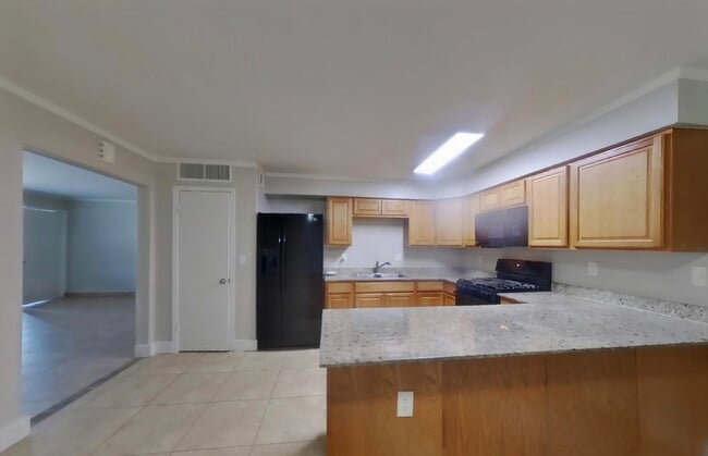 Building Photo - Rebekah Ritter