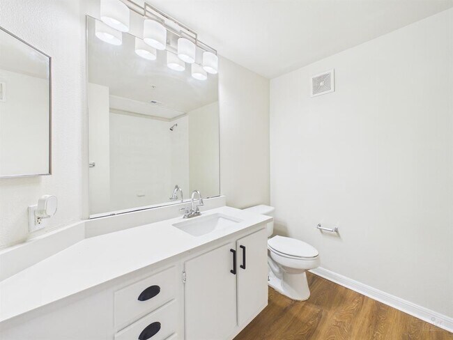 Building Photo - 2320 Gracy Farms Ln