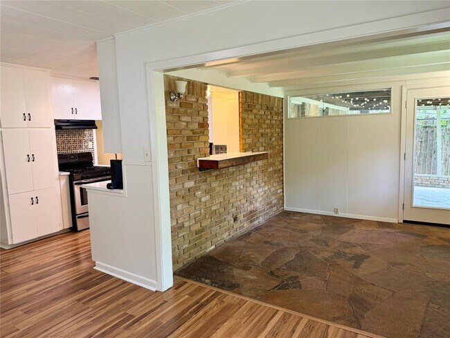 Building Photo - 5510 Delwood Dr