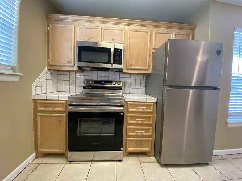 Building Photo - 1209 Swallow Ave