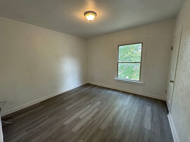 Building Photo - 1065 Caulfield Ave SW