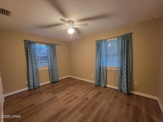 Building Photo - 1710 Chestnut Ave