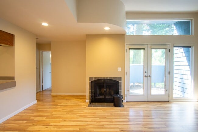 Building Photo - $500 OFF! Fantastic Lake Oswego 1Bdr w/Fir...
