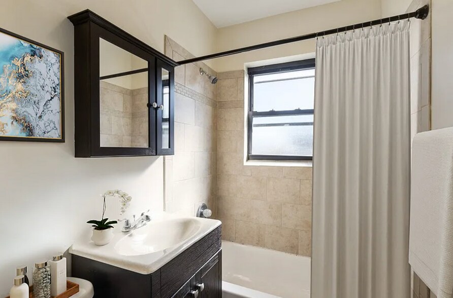 Building Photo - 4747 N Hermitage Ave