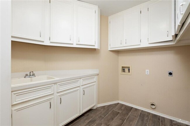Building Photo - 19 Wisteria Ave