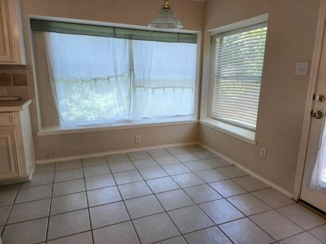 Building Photo - 3606 Chesapeake Ct