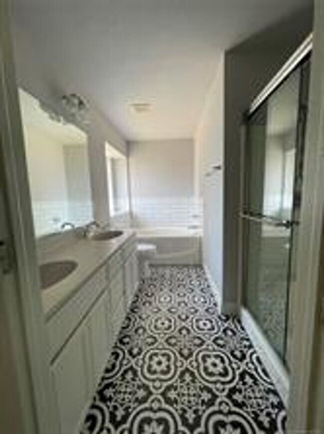 Building Photo - WOODCREEK ADDITION | PRIME LOCATION NEAR OU
