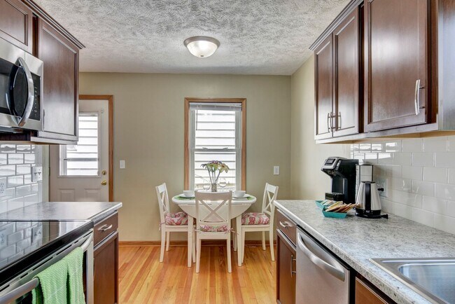 Building Photo - 2 Bedroom in Aksarben