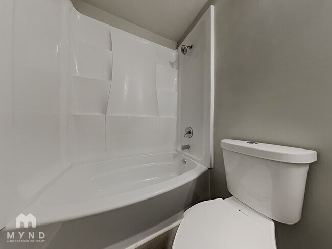 Building Photo - 1910 Sunset Village Dr